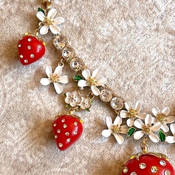 Brand New Betsey Johnson Gold Tone Strawberry Rhinestone Daisy Floral Necklace - Picture 5 of 16